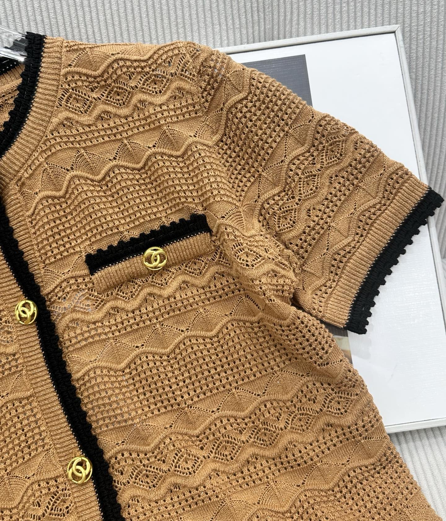 CC 26s Short-Sleeved Cardigan Beige Black Wool Cotton 415527