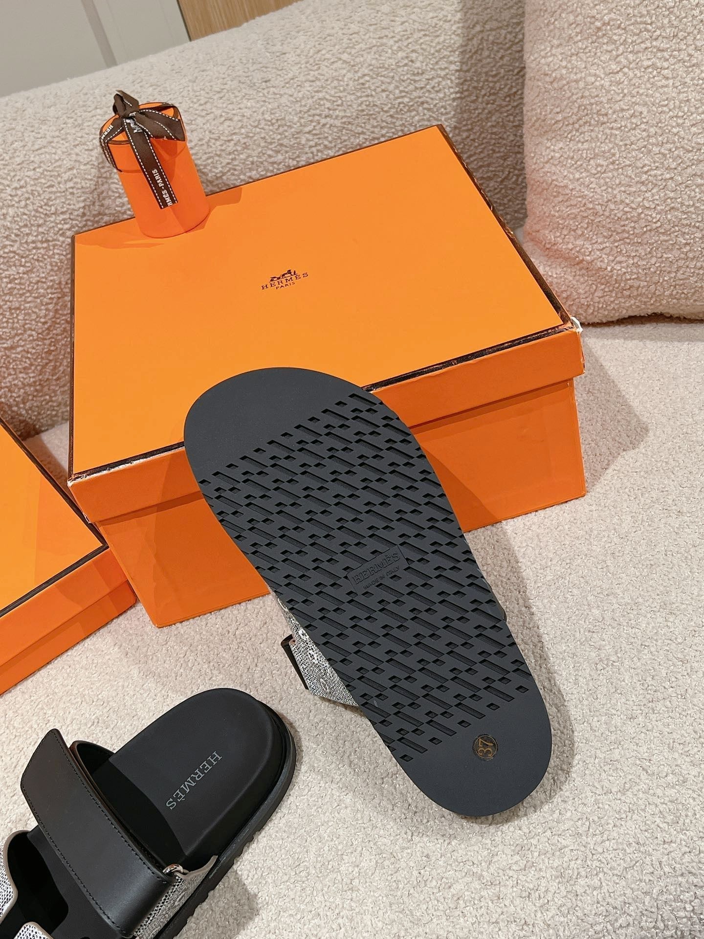 CHYPRE SANDAL OMBRE BLACK WHITE CALFSKIN