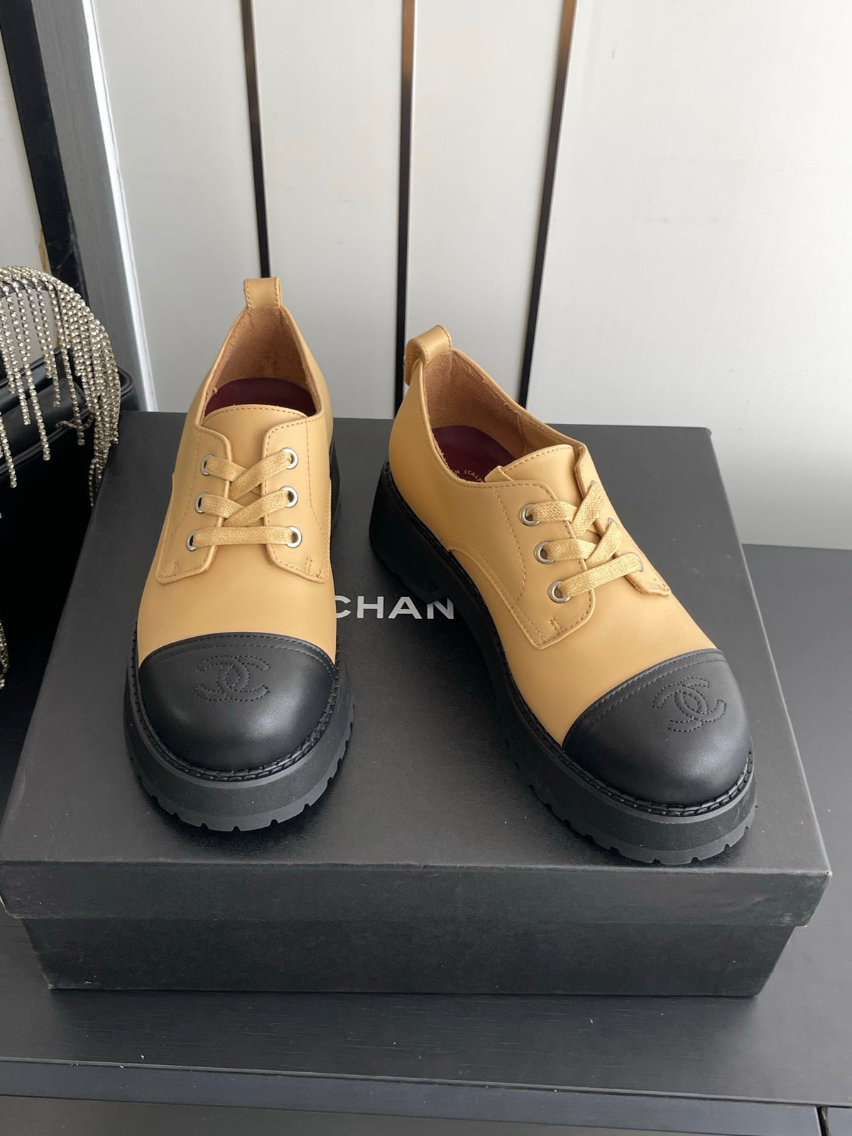 CC 26s Lace Up Oxford Beige Black Leather 110195