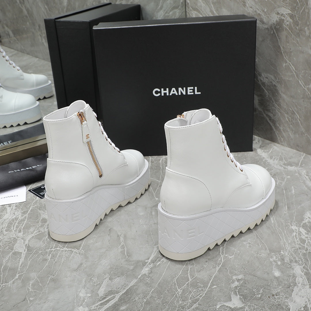 CC 24 Interlocking Logo Combat Boots 100mm White Lambskin 432650