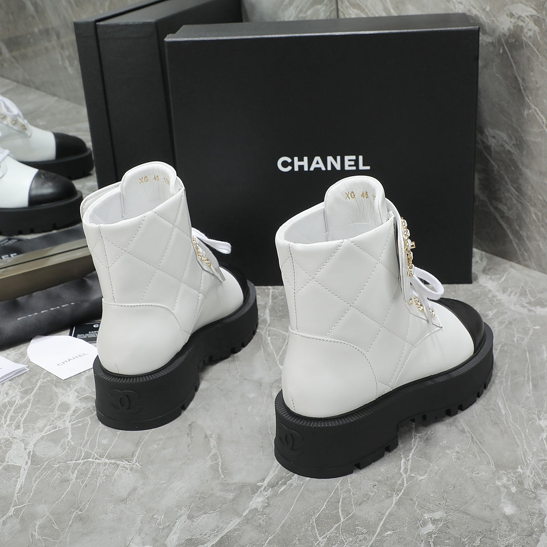 CC Interlocking Logo Combat Boots In Black White Quilted Lambskin 432655