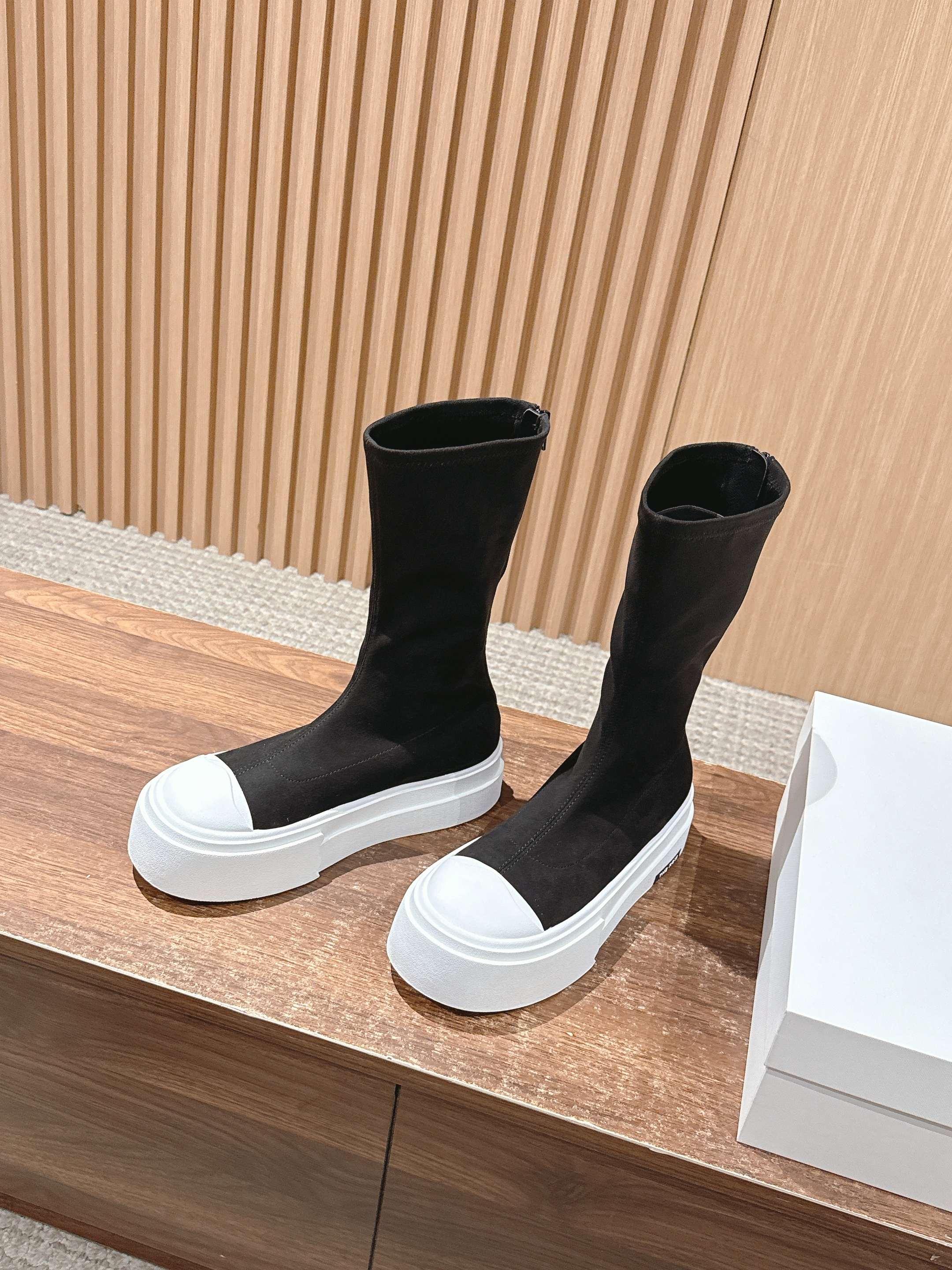 The Row Thick-soled Classic Round Toe Stretch Boots Black White Suede 444176