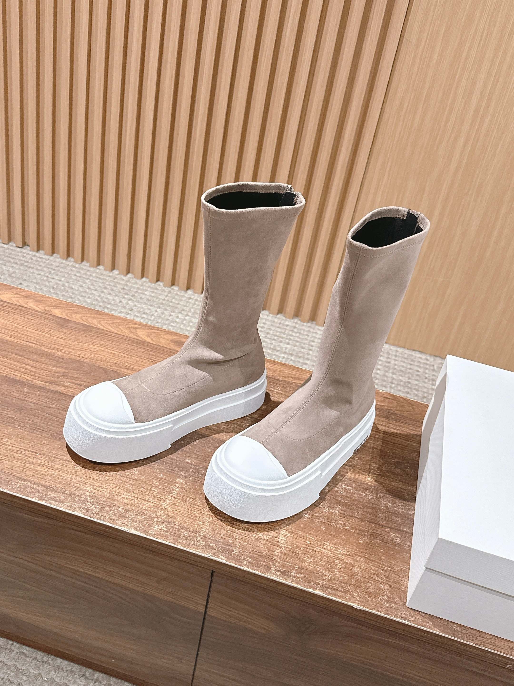 The Row Thick-soled Classic Round Toe Stretch Boots Light Brown White Suede 444174