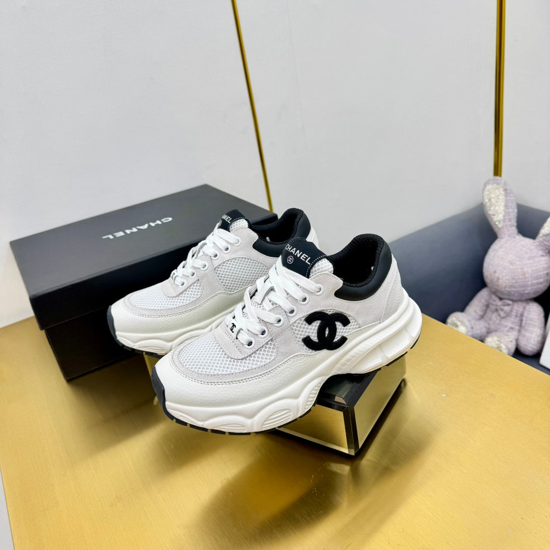 SNEAKER IN PALE GRAY SUEDE WITH BLACK LOGO AND MESH