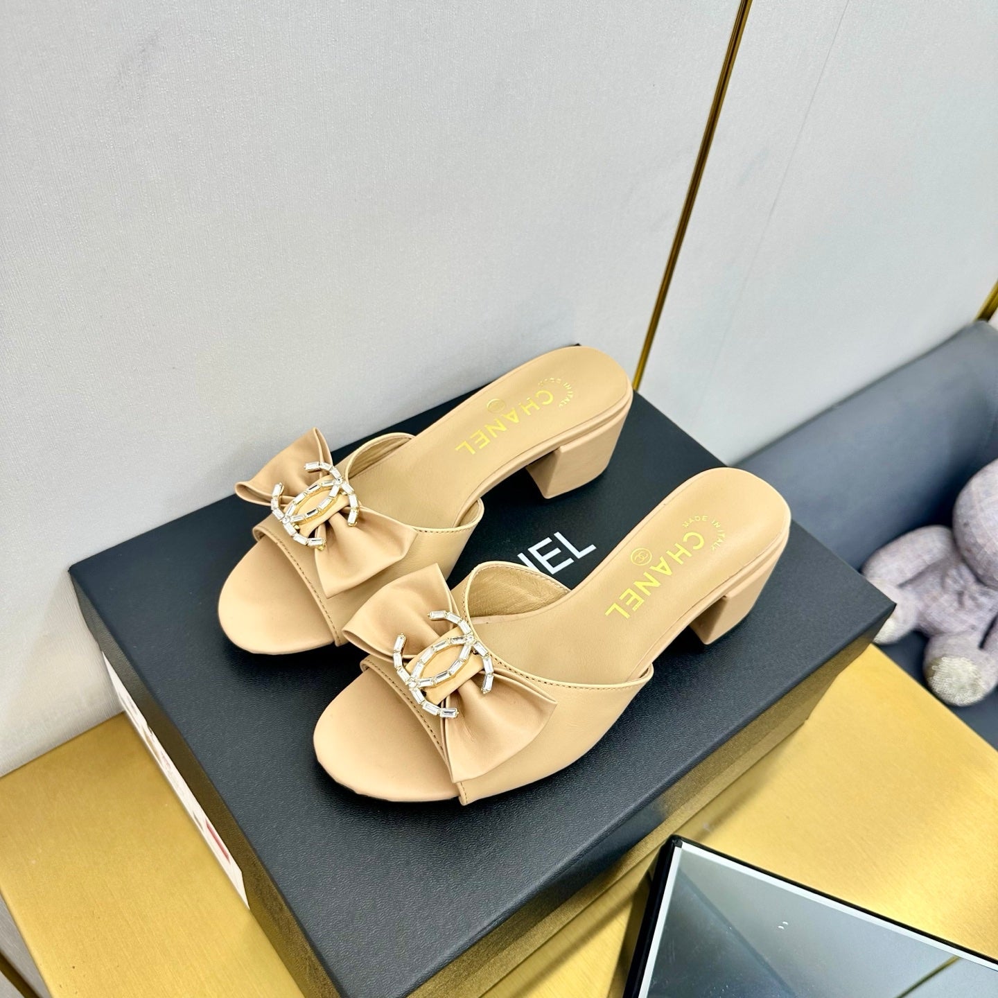 cc 25 bow mule sandal 50mm beige sheepskin 238477