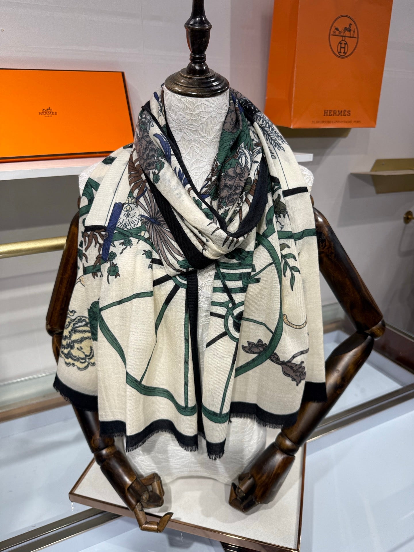 HM 26s La Nature en Voyage Scarf 100x200cm Cashmere 215665