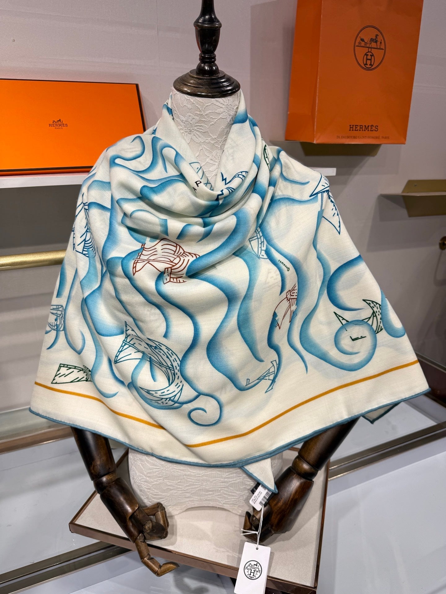 HM 26s L'Appel du Large Shawl 140 x140 Cashmere Mulberry Silk 215670
