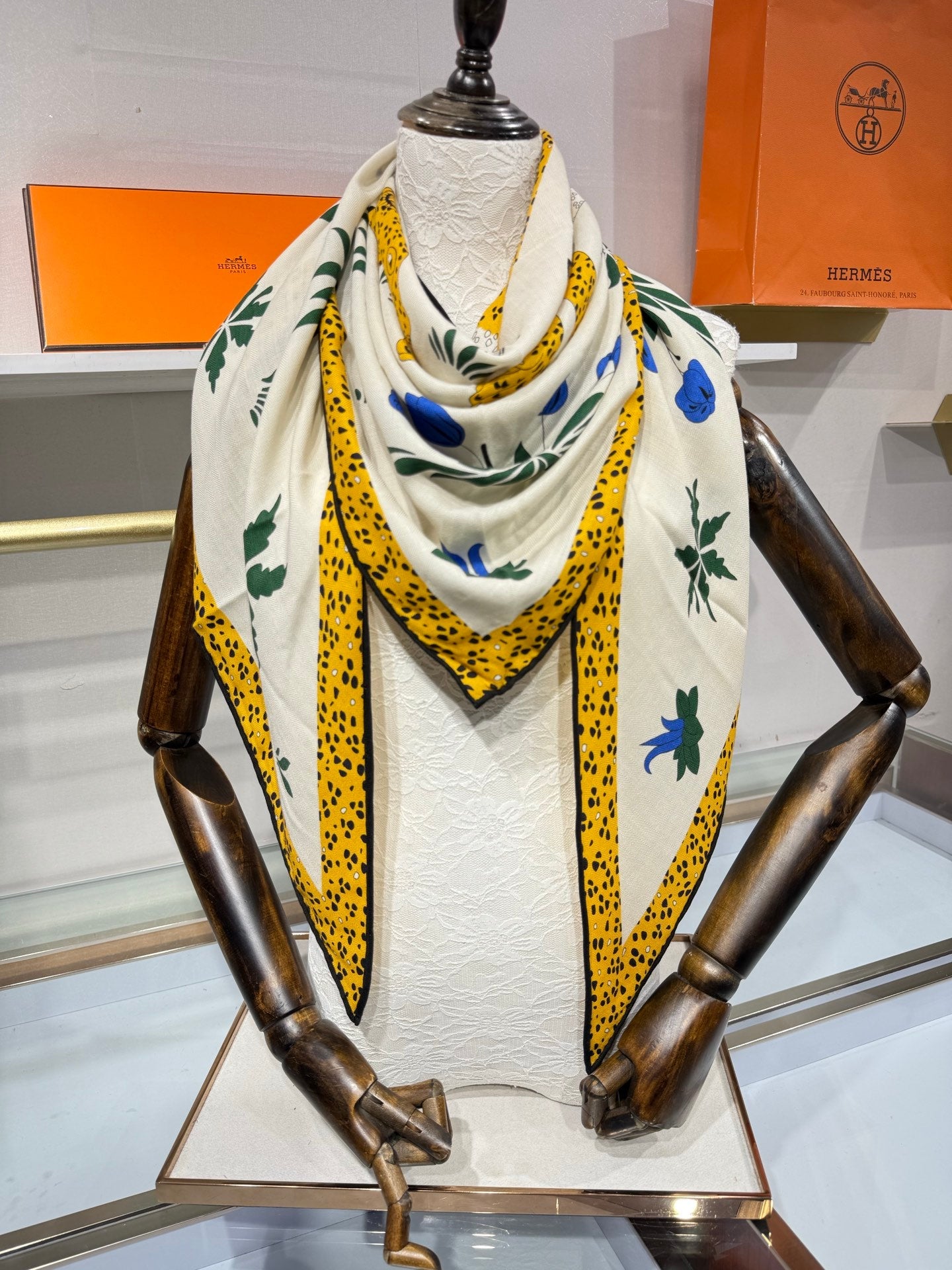 HM 26s Scarf 140 In Cashmere And Silk 216589