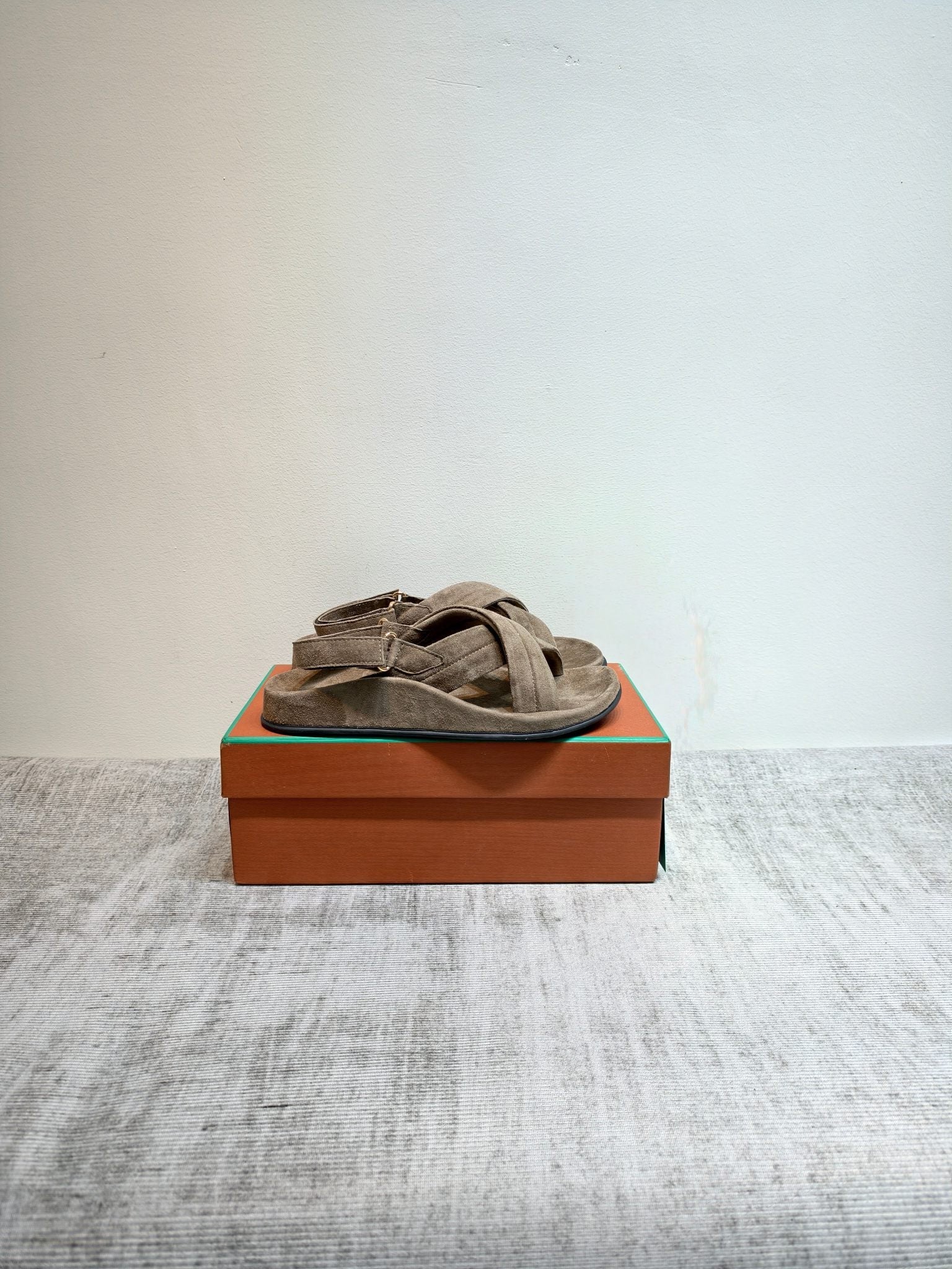 LP 26s Hector Sandal Taupe Suede 864862