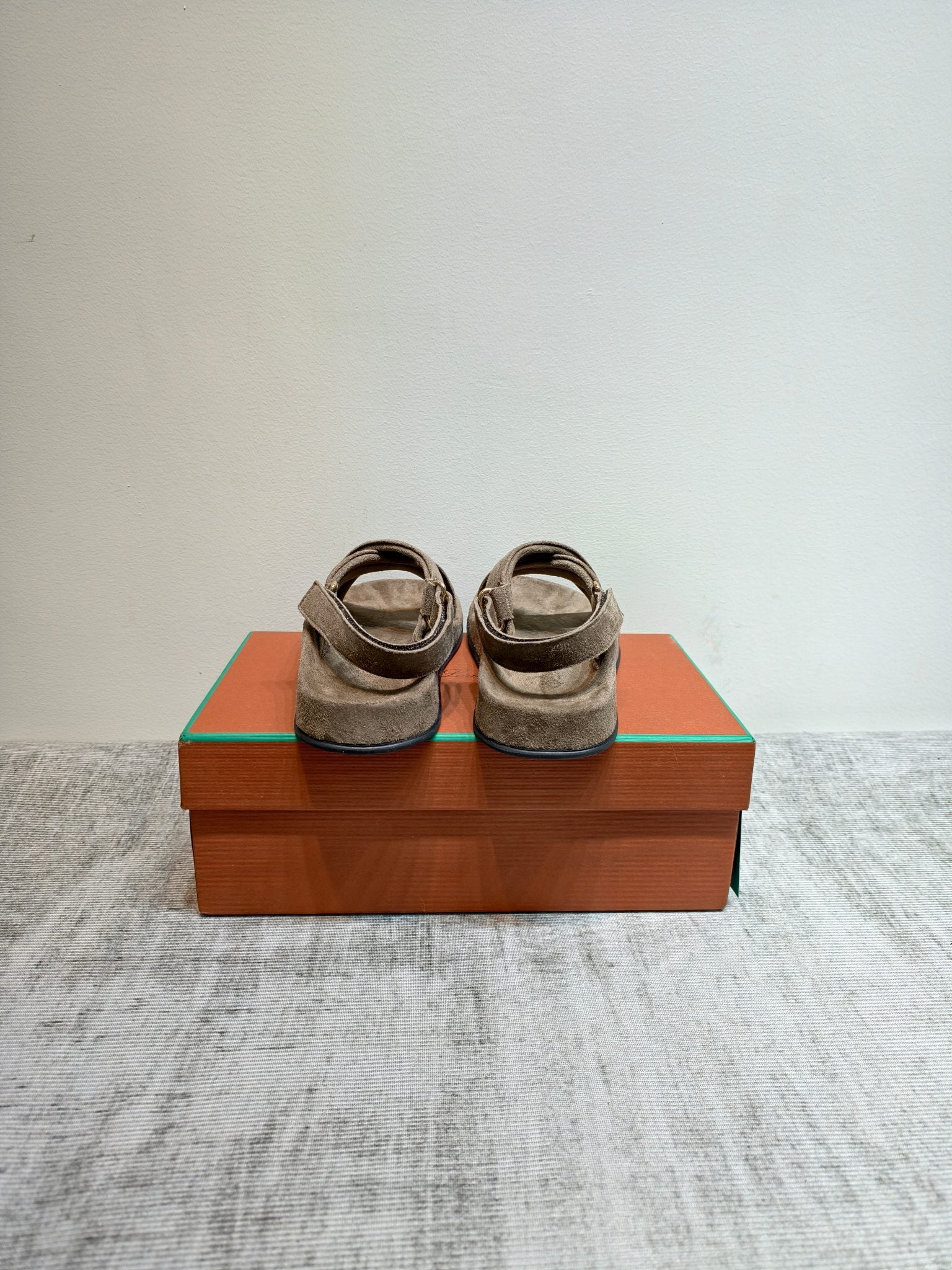 LP 26s Hector Sandal Taupe Suede 864862