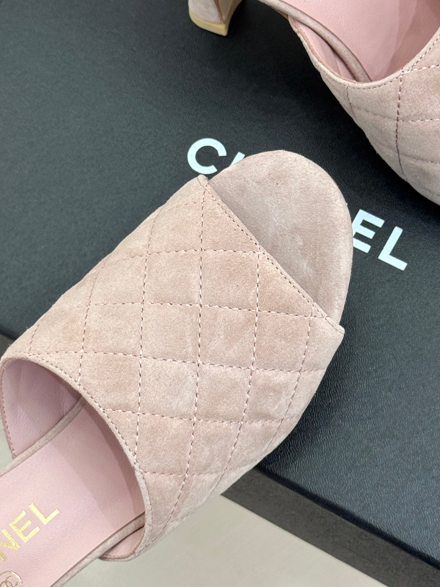CC 26s High-Heeled Sandals Muted Pink Diamond-Patterned Suede 920297