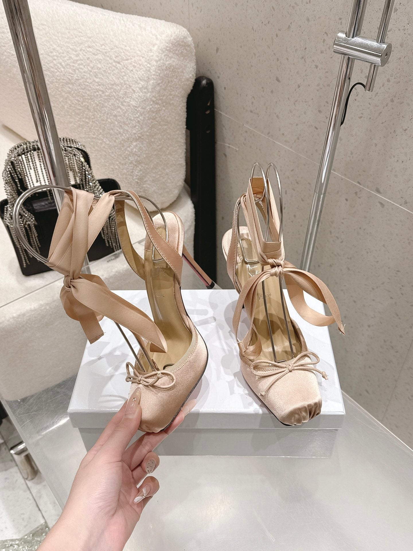 CL Cassia Lace Up Pumps  10.5 Beige Satin 610819