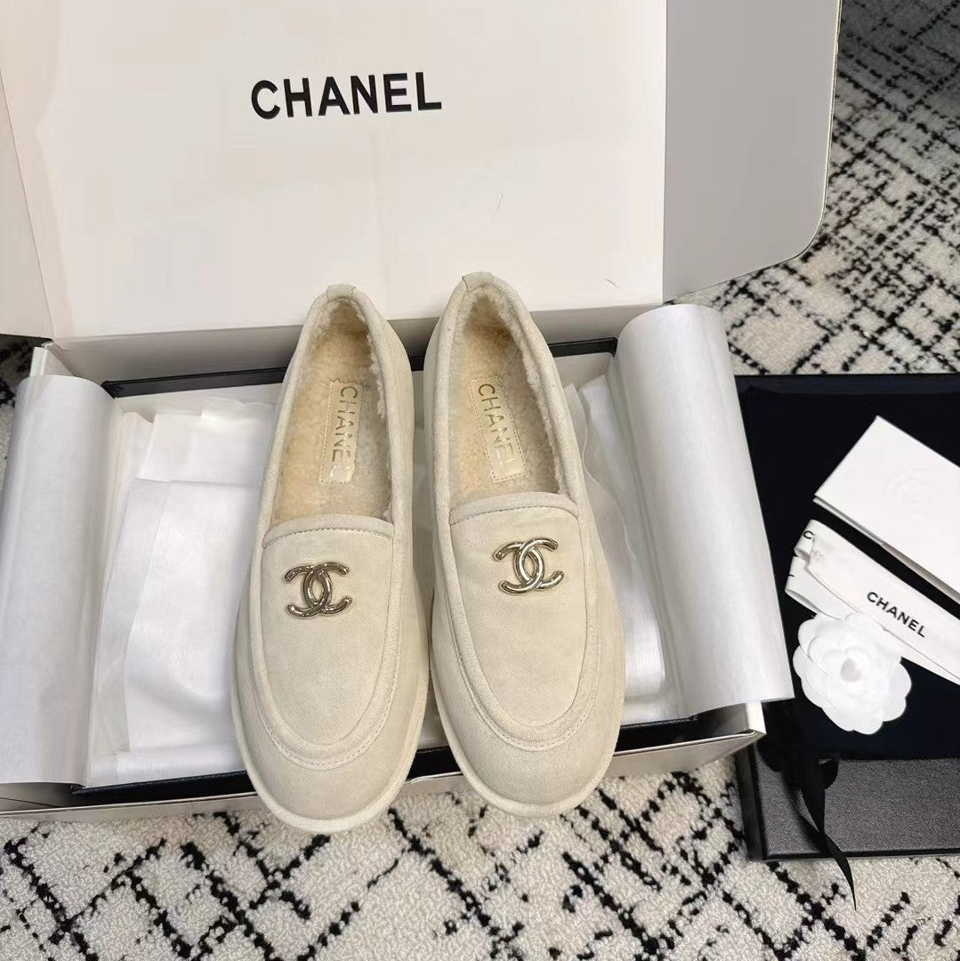 CC 26S Turnlock Loafers 1.5cm Off White Suede Shearling 118140