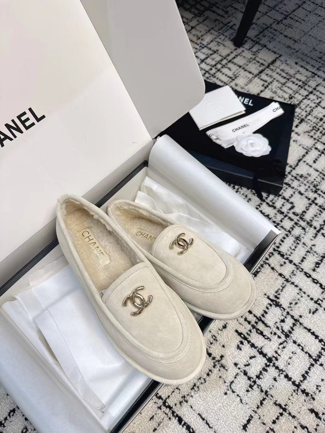 CC 26S Turnlock Loafers 1.5cm Off White Suede Shearling 118140
