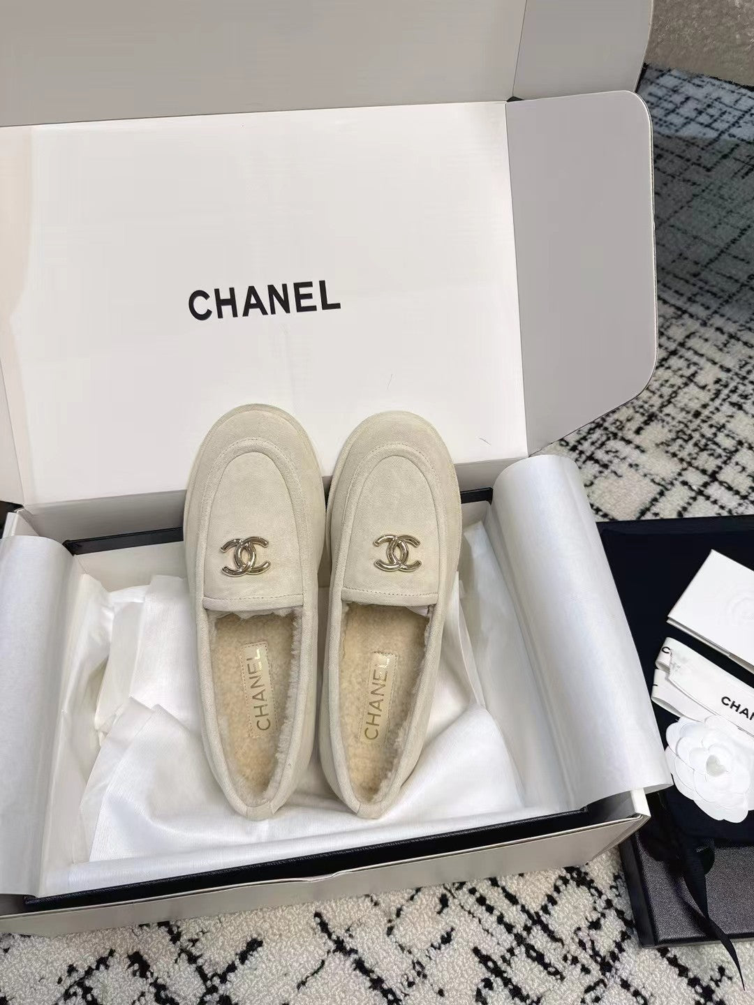 CC 26S Turnlock Loafers 1.5cm Off White Suede Shearling 118140