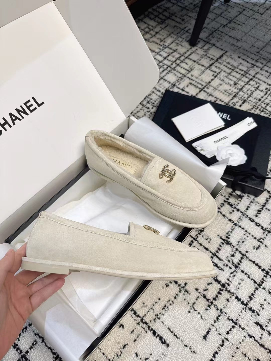 CC 26S Turnlock Loafers 1.5cm Off White Suede Shearling 118140