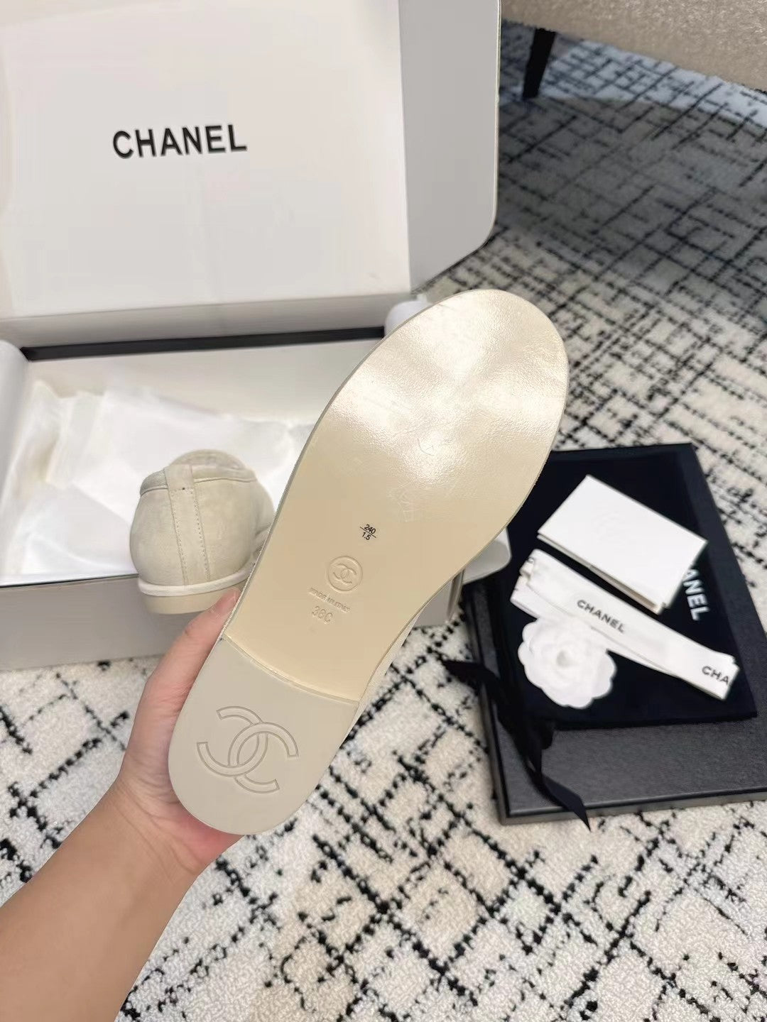 CC 26S Turnlock Loafers 1.5cm Off White Suede Shearling 118140