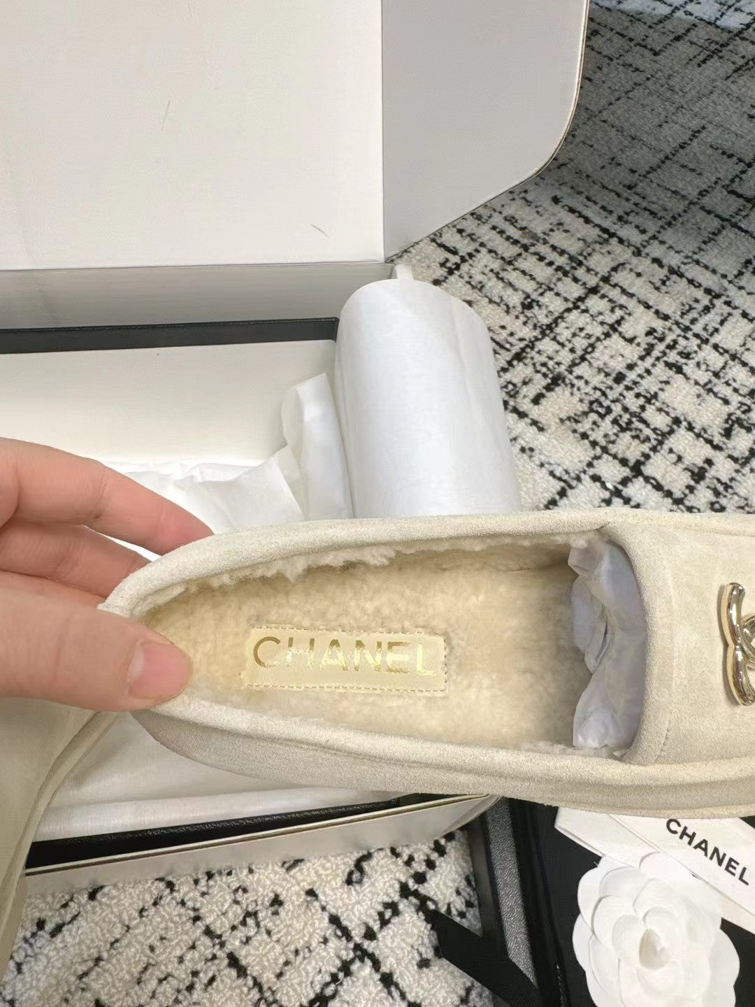 CC 26S Turnlock Loafers 1.5cm Off White Suede Shearling 118140