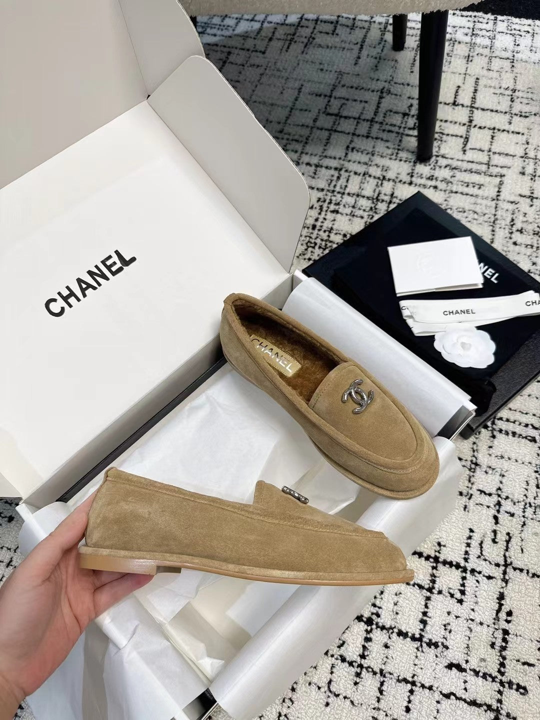 CC 26S Turnlock Loafers 1.5cm Tan Suede Shearling 118141