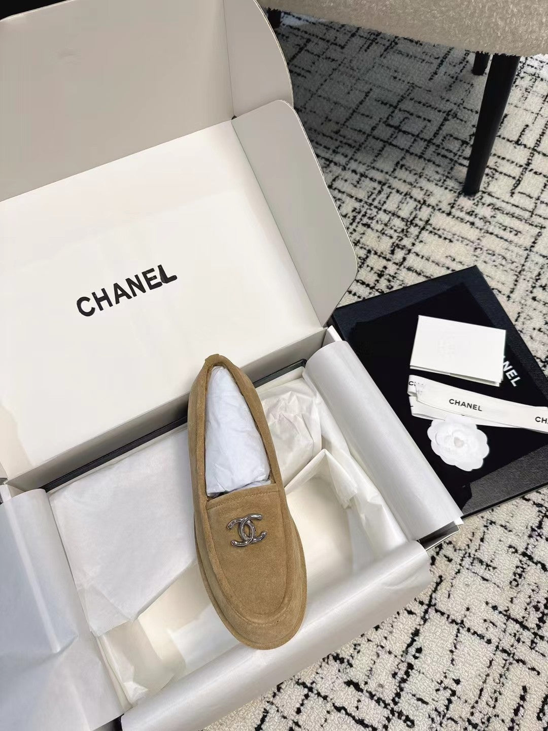 CC 26S Turnlock Loafers 1.5cm Tan Suede Shearling 118141