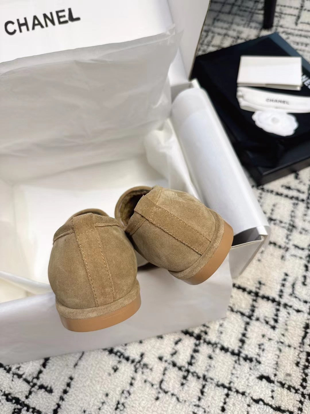 CC 26S Turnlock Loafers 1.5cm Tan Suede Shearling 118141