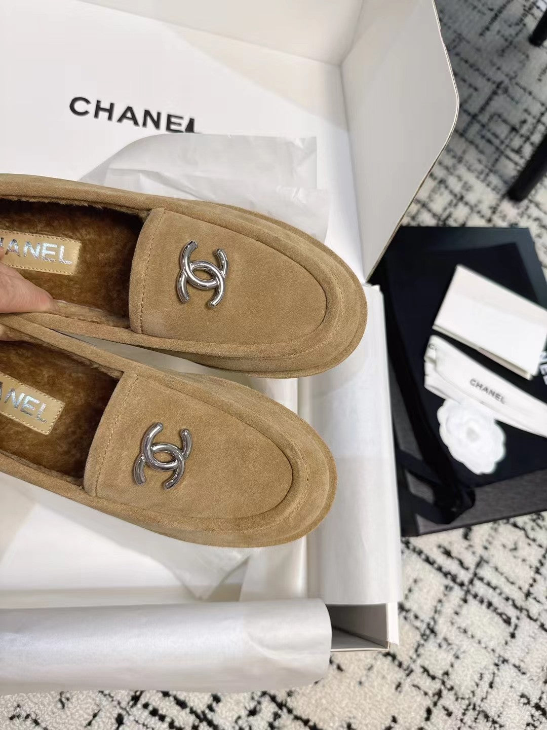 CC 26S Turnlock Loafers 1.5cm Tan Suede Shearling 118141