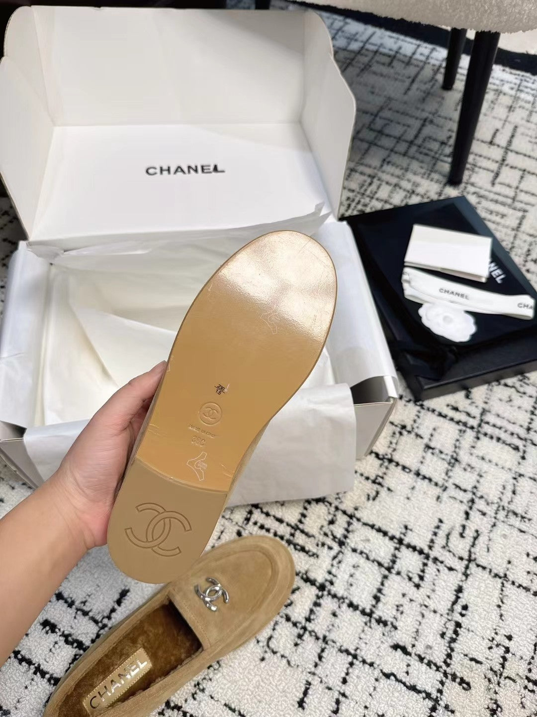 CC 26S Turnlock Loafers 1.5cm Tan Suede Shearling 118141