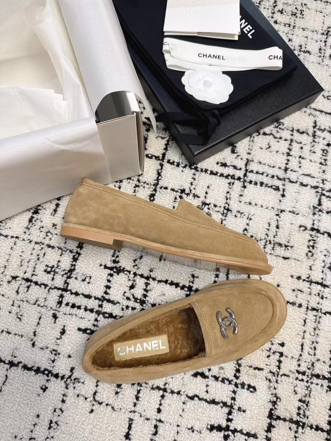 CC 26S Turnlock Loafers 1.5cm Tan Suede Shearling 118141