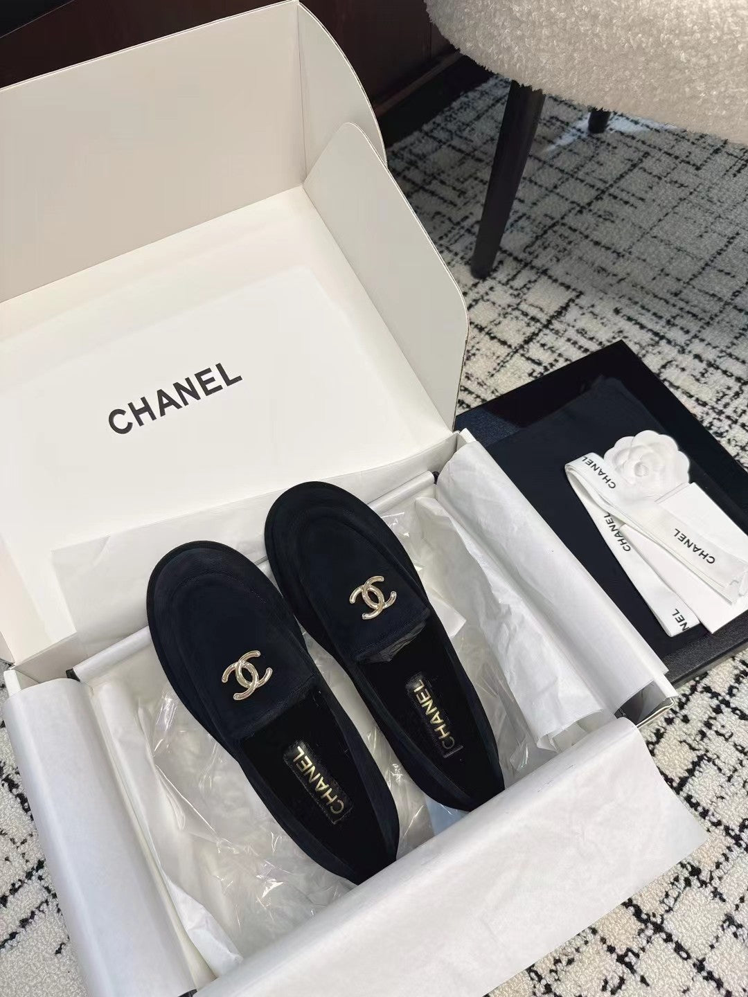 CC 26S Turnlock Loafers 1.5cm Black Suede Shearling 118142