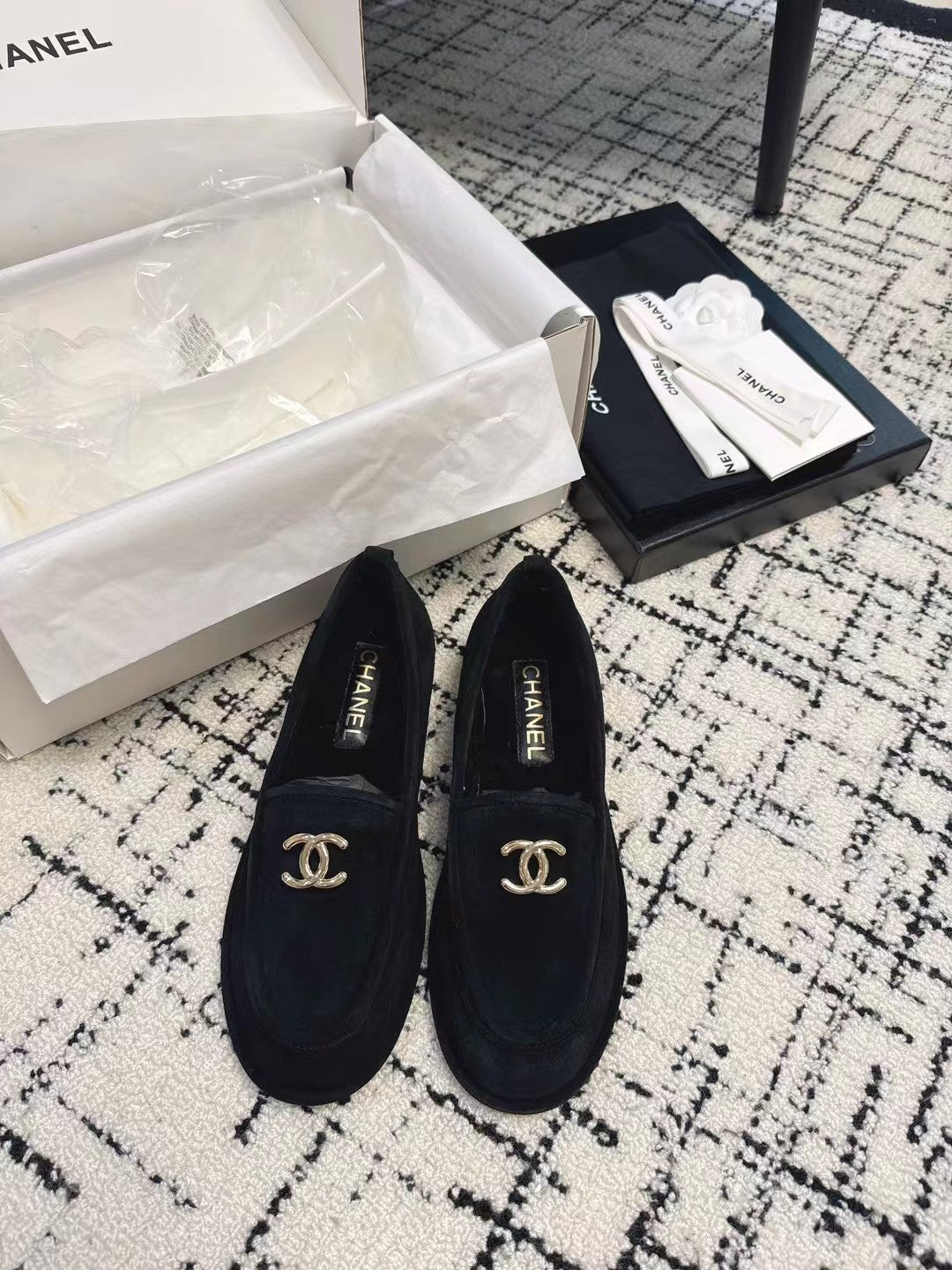 CC 26S Turnlock Loafers 1.5cm Black Suede Shearling 118142