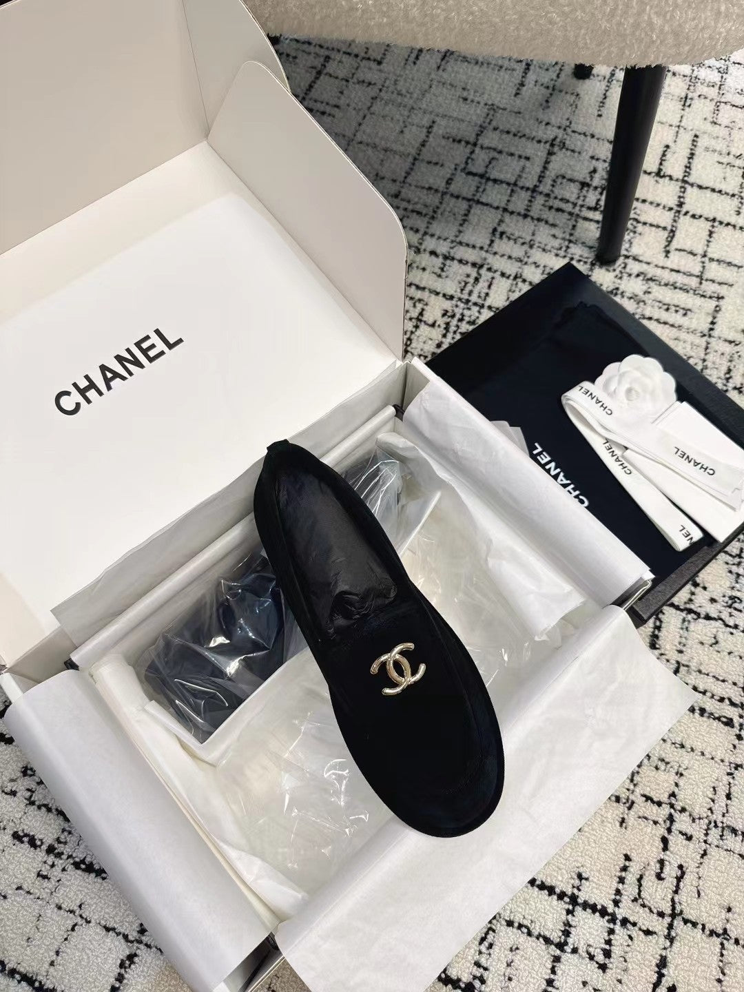 CC 26S Turnlock Loafers 1.5cm Black Suede Shearling 118142