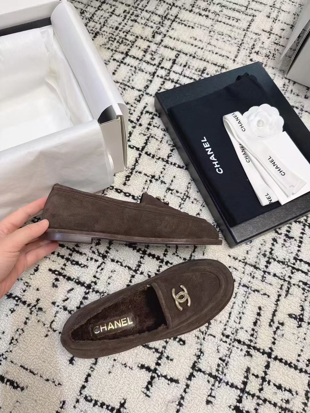 CC 26S Turnlock Loafers 1.5cm Dark Brown Suede Shearling 118143