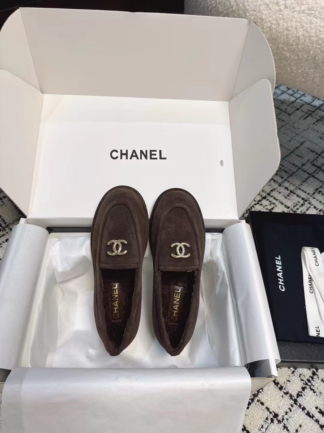 CC 26S Turnlock Loafers 1.5cm Dark Brown Suede Shearling 118143