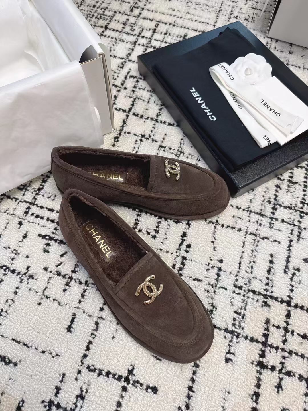 CC 26S Turnlock Loafers 1.5cm Dark Brown Suede Shearling 118143