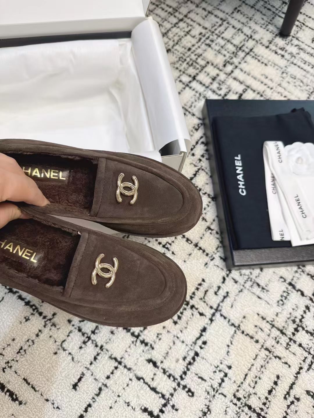 CC 26S Turnlock Loafers 1.5cm Dark Brown Suede Shearling 118143