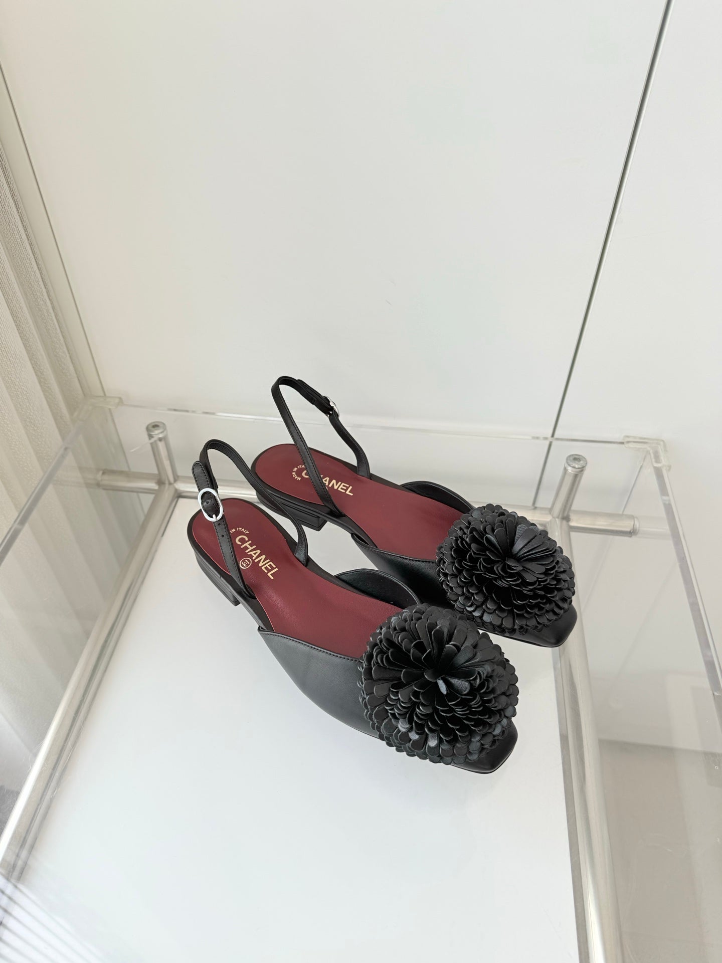 CC 26s Slingback 1.5cm Camellia Flower Black Sheepskin 597410