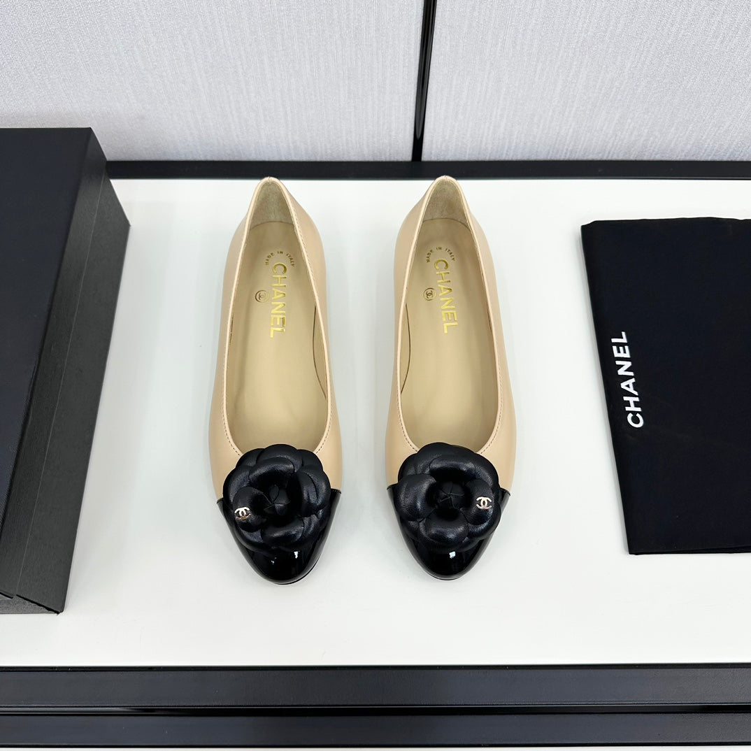 ballet flat flower beige calfskin black patent calfskin