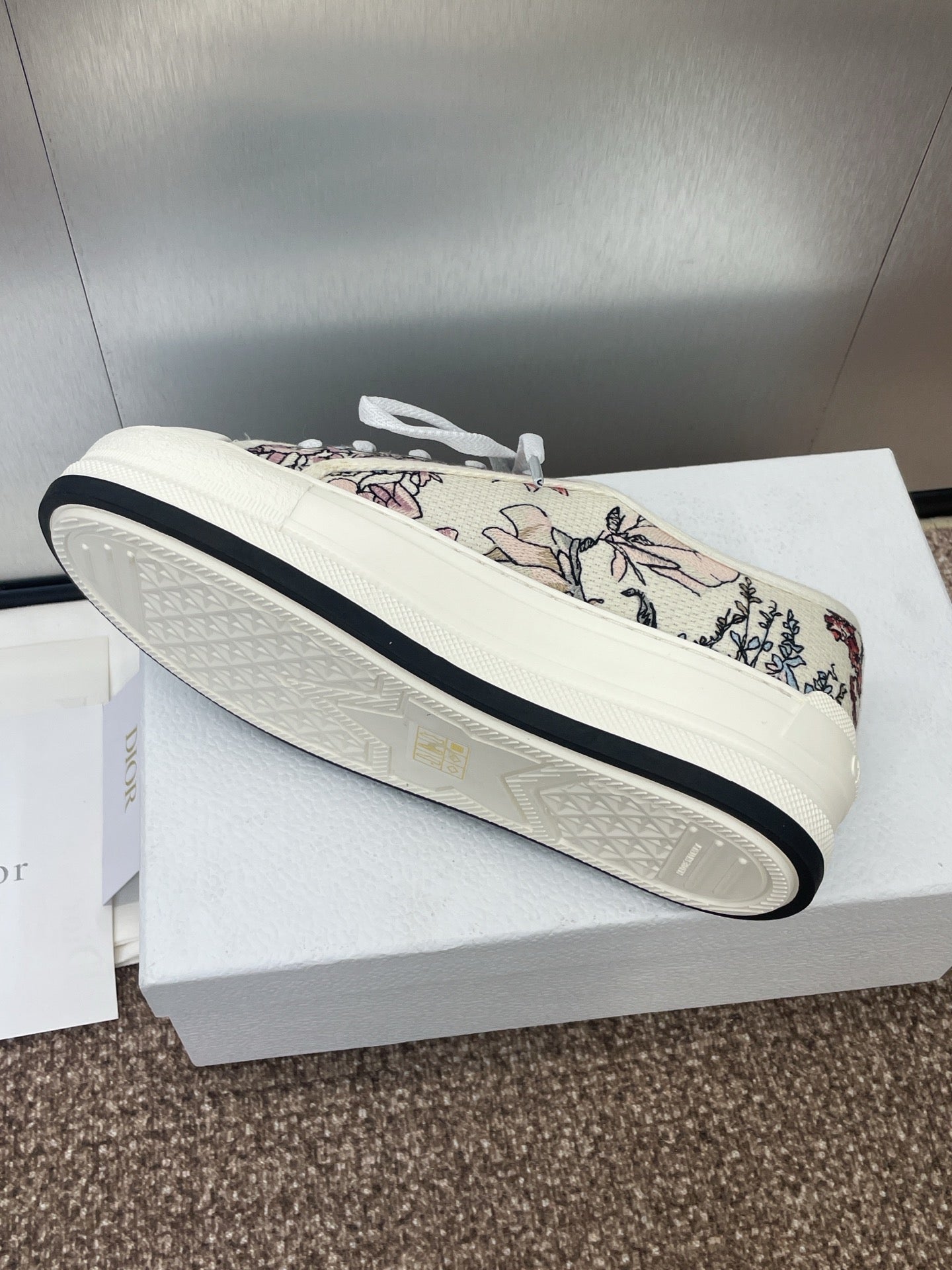 CD Walk'n Dior Oblique White Flower Motif Cowhide Fabric