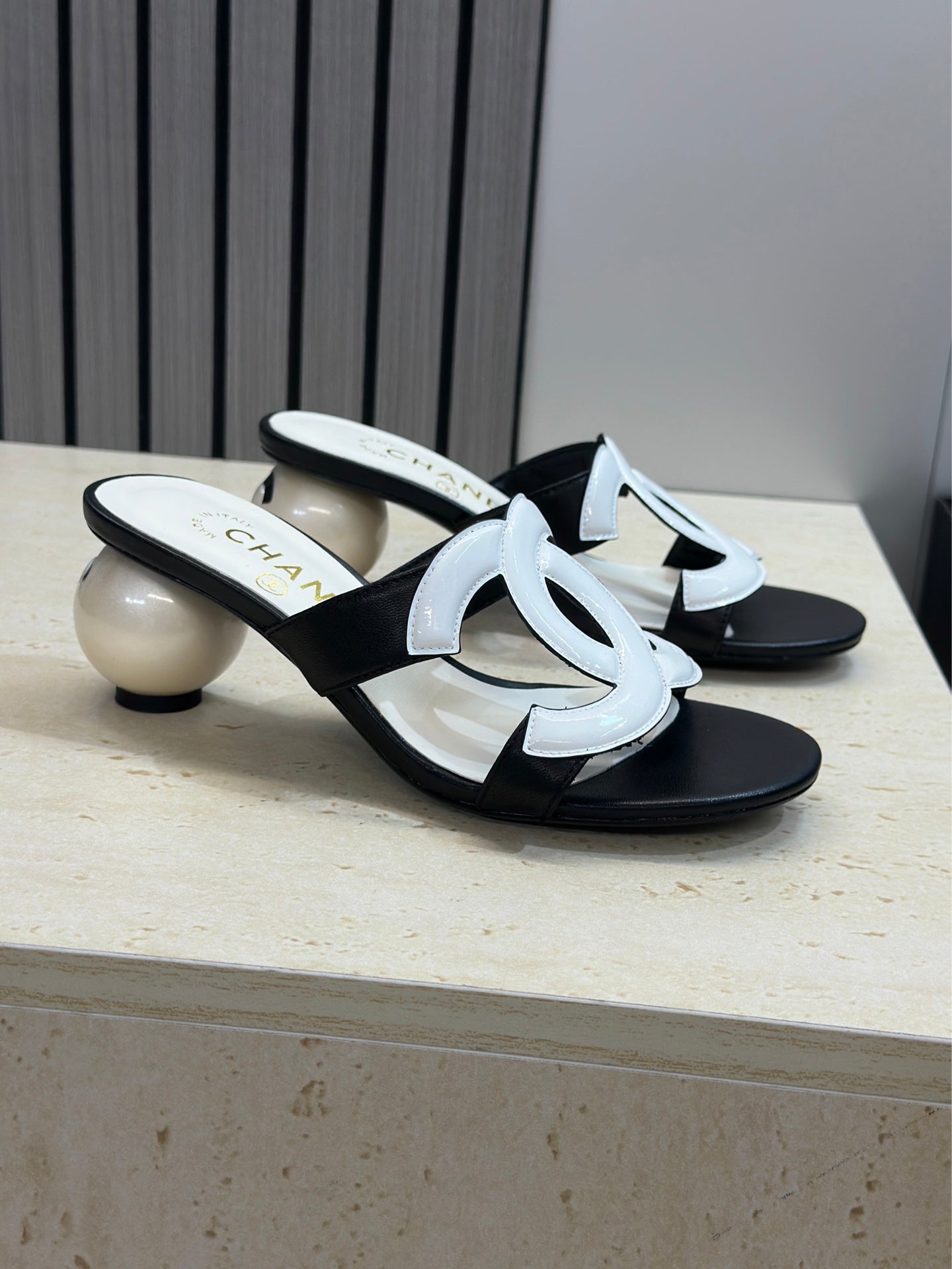 CC 26s Round Toe Open Toe Cutout Sandals 7cm Black White Leather Suede 761936
