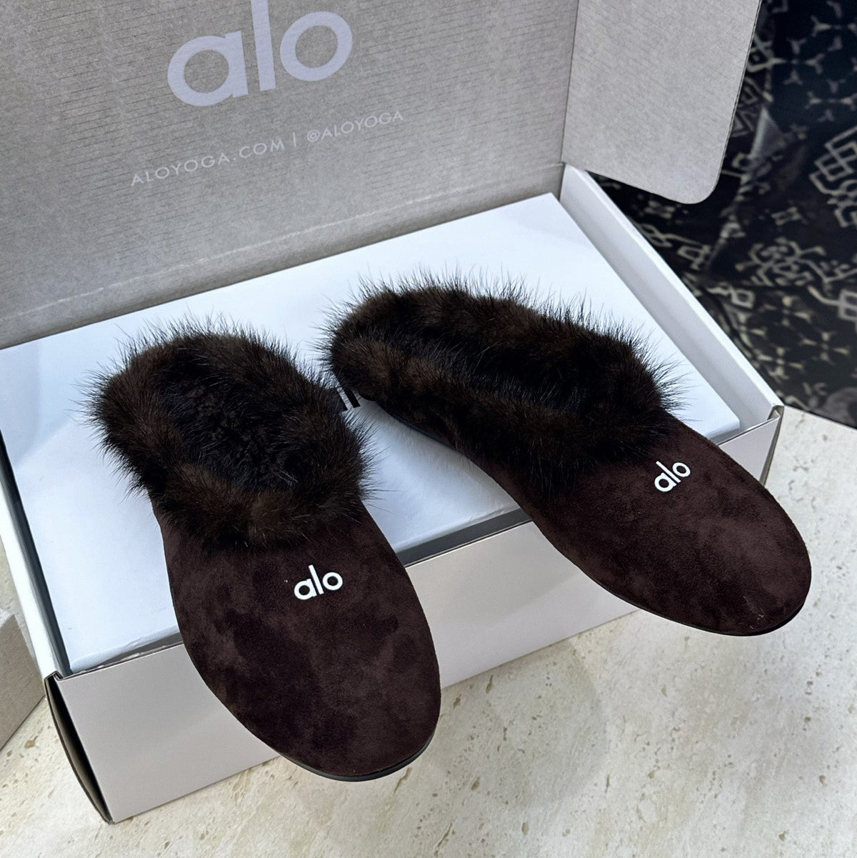 Alo Recovery Slipper Espresso Suede Fur 118874