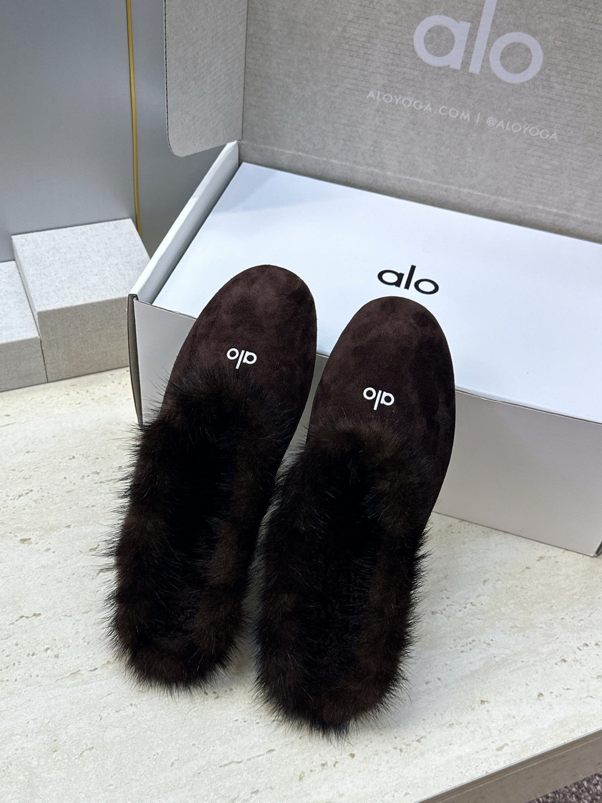 Alo Recovery Slipper Espresso Suede Fur 118874