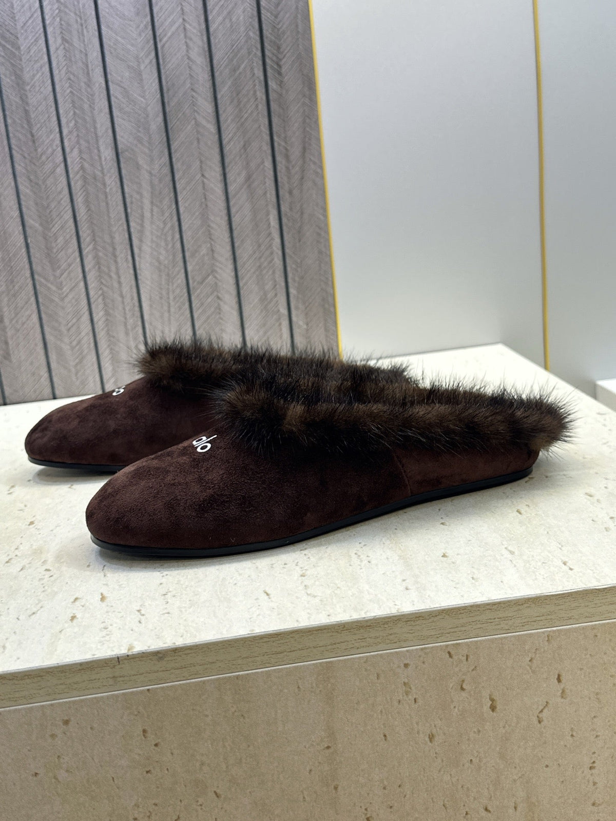 Alo Recovery Slipper Espresso Suede Fur 118874