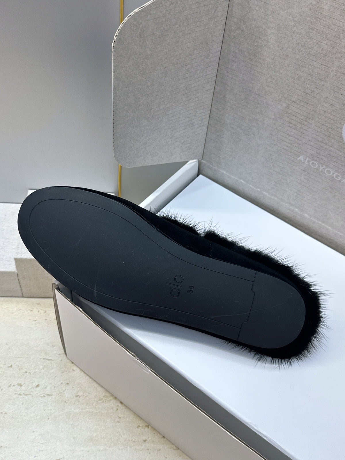 Alo Yoga Recovery Slipper Black Suede Fur 118875