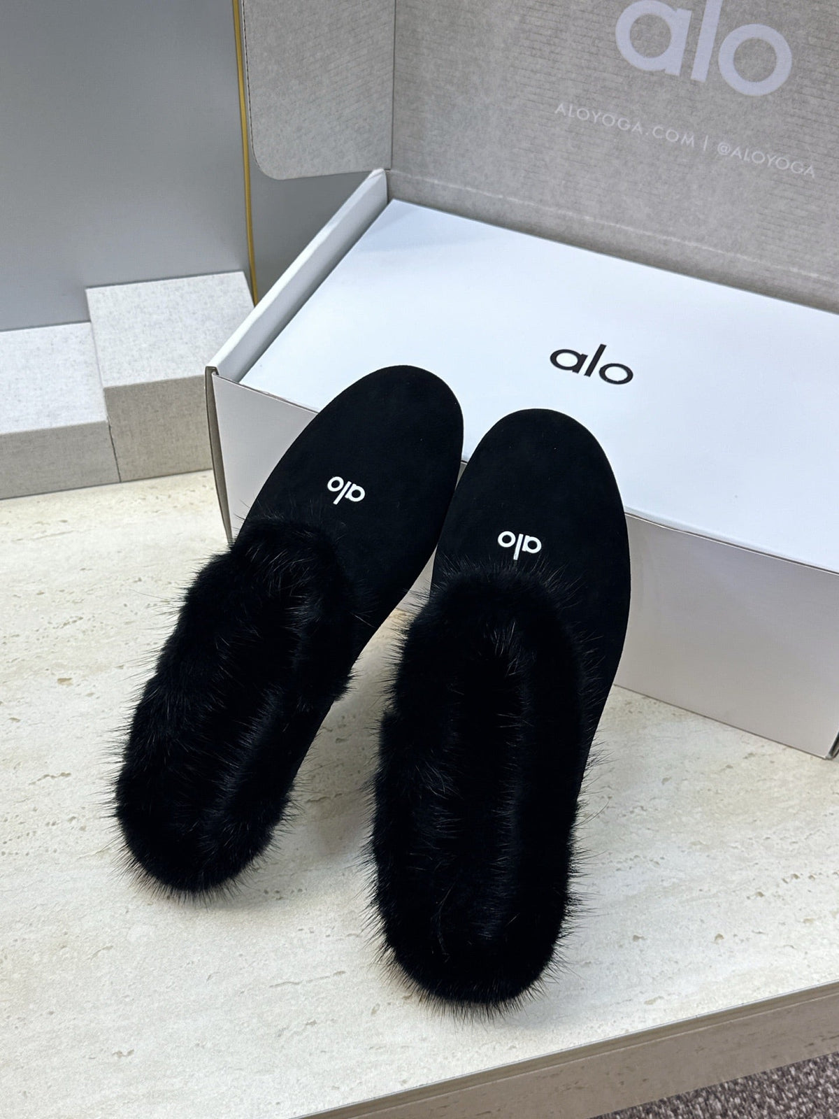 Alo Yoga Recovery Slipper Black Suede Fur 118875