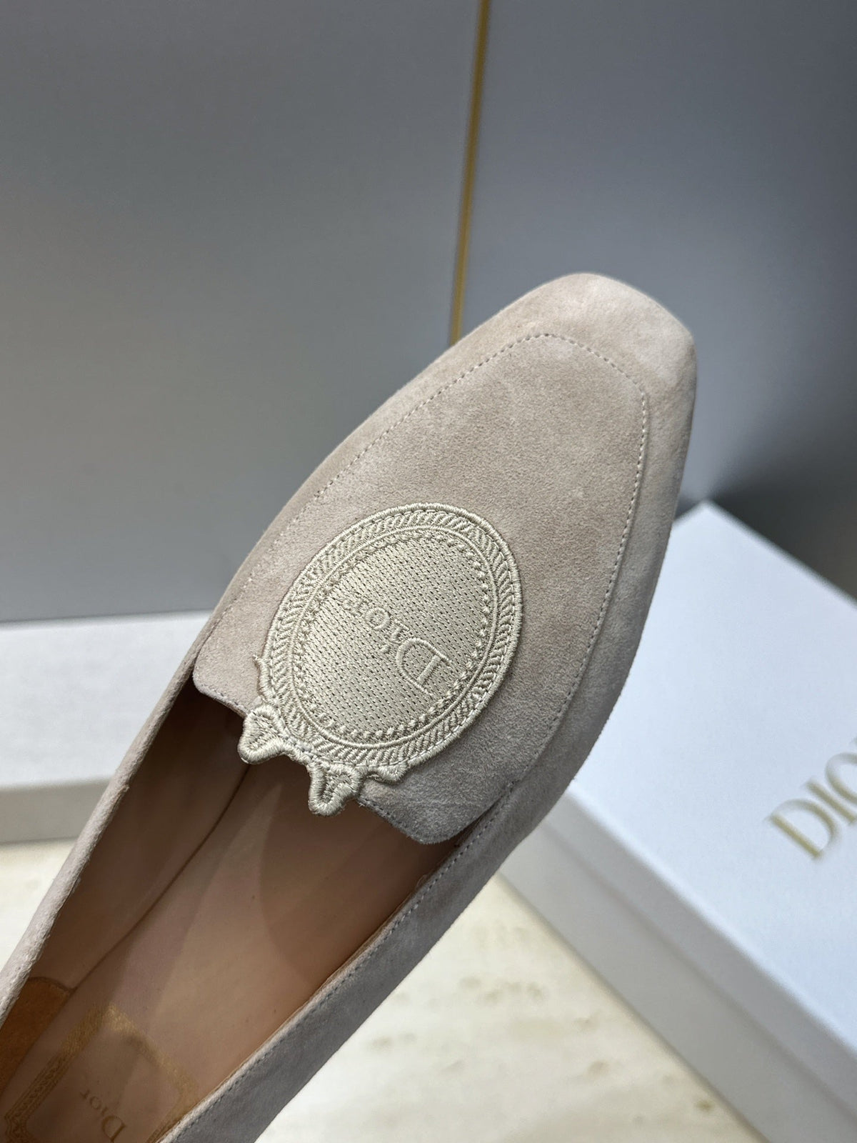 CD 26s Médaillon Loafers Light Taupe Suede 118455