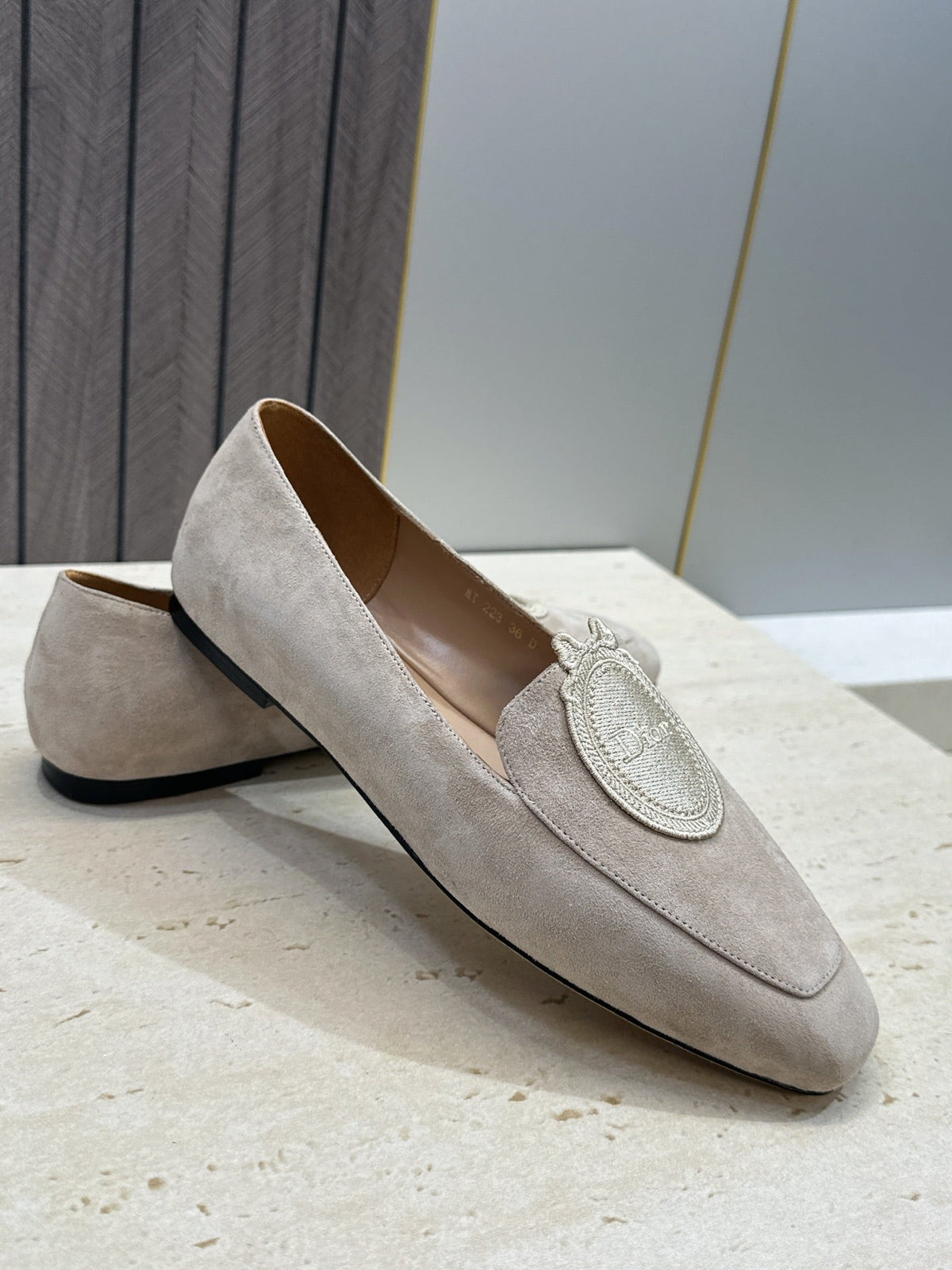 CD 26s Médaillon Loafers Light Taupe Suede 118455
