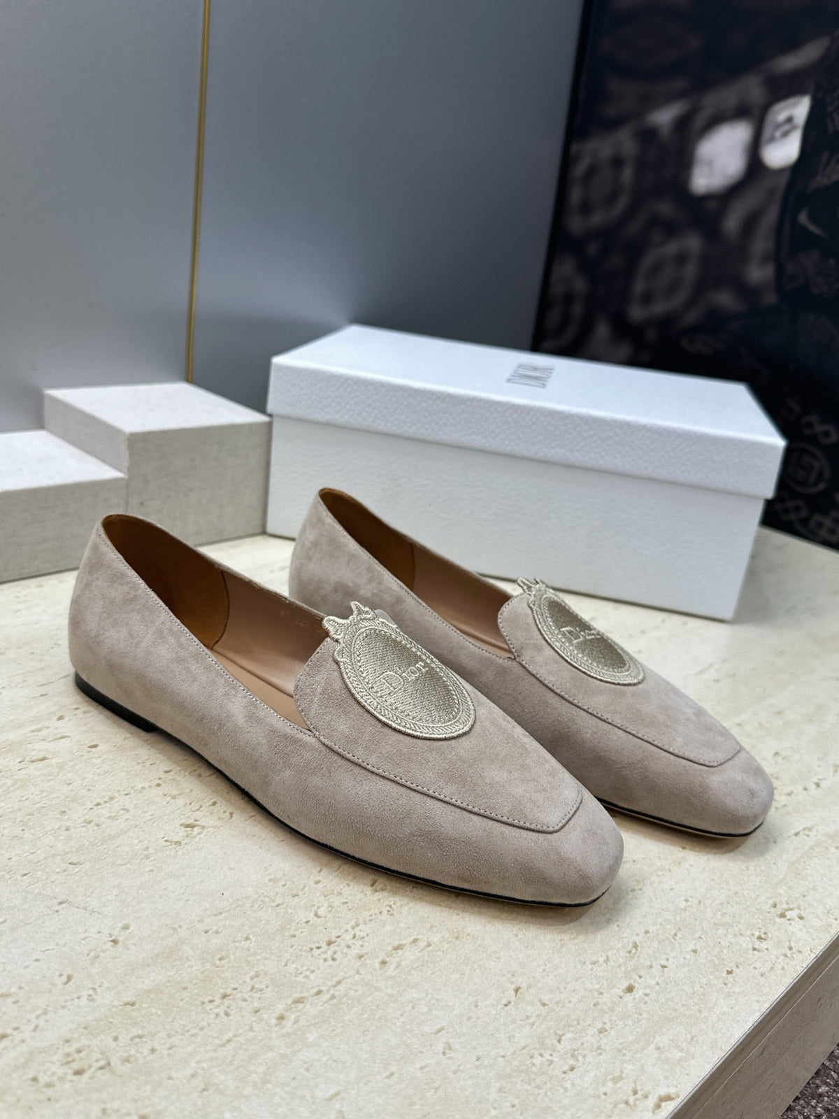 CD 26s Médaillon Loafers Light Taupe Suede 118455