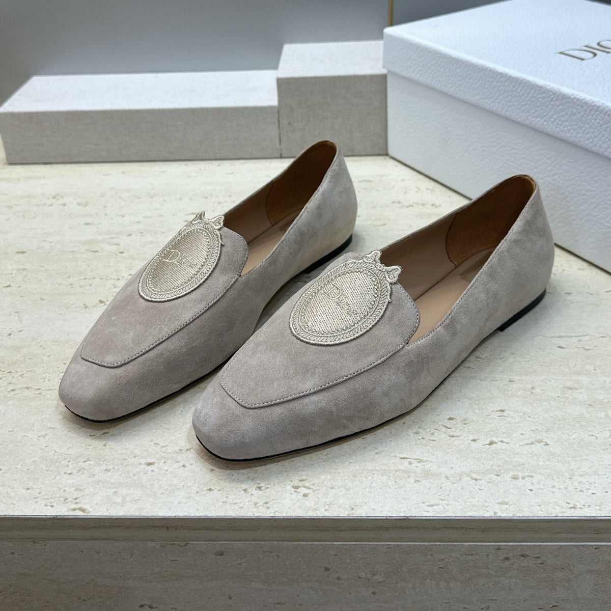 CD 26s Médaillon Loafers Light Taupe Suede 118455