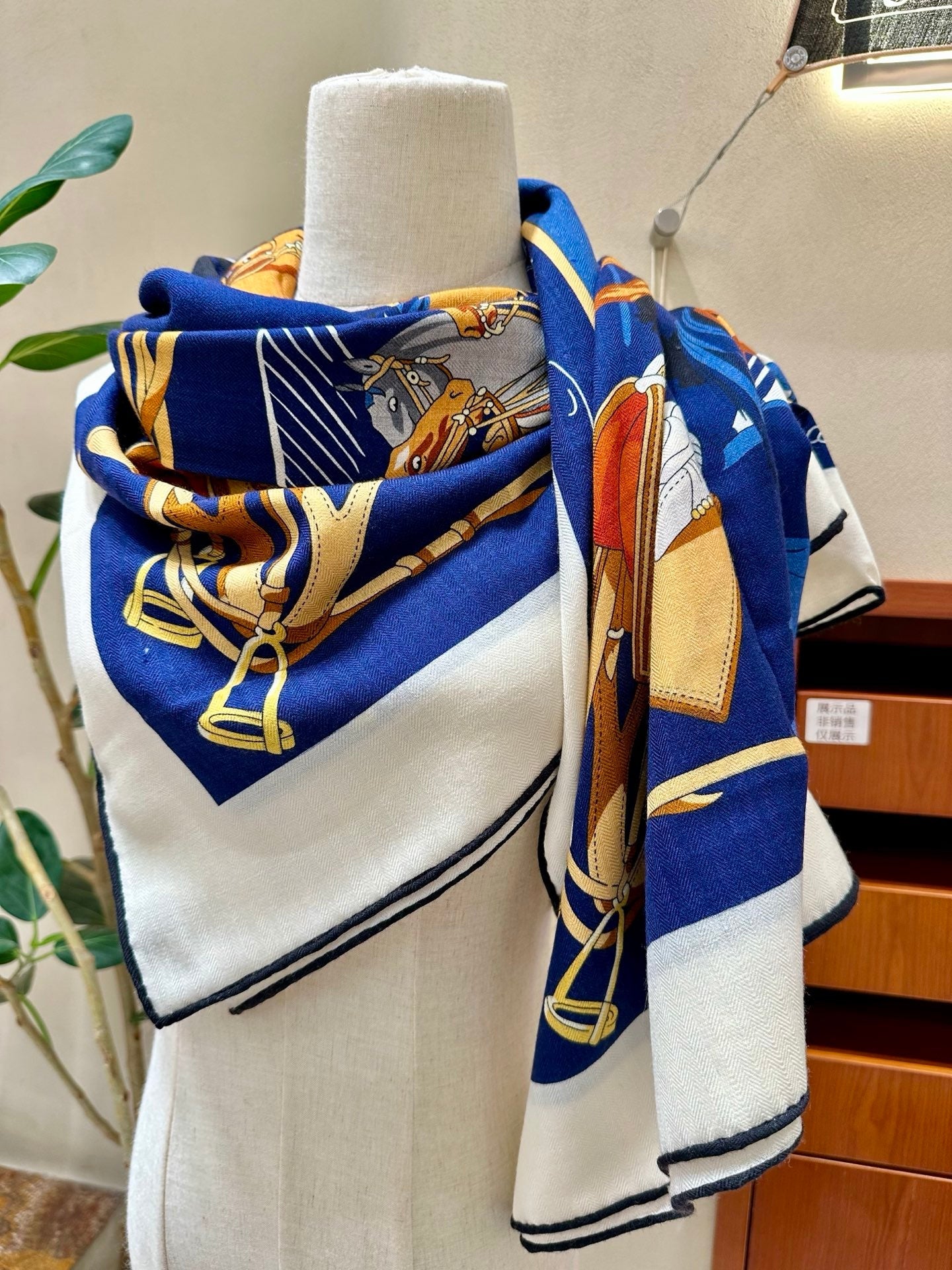 HM 26s Scarf 140 In Cashmere And Silk 216079