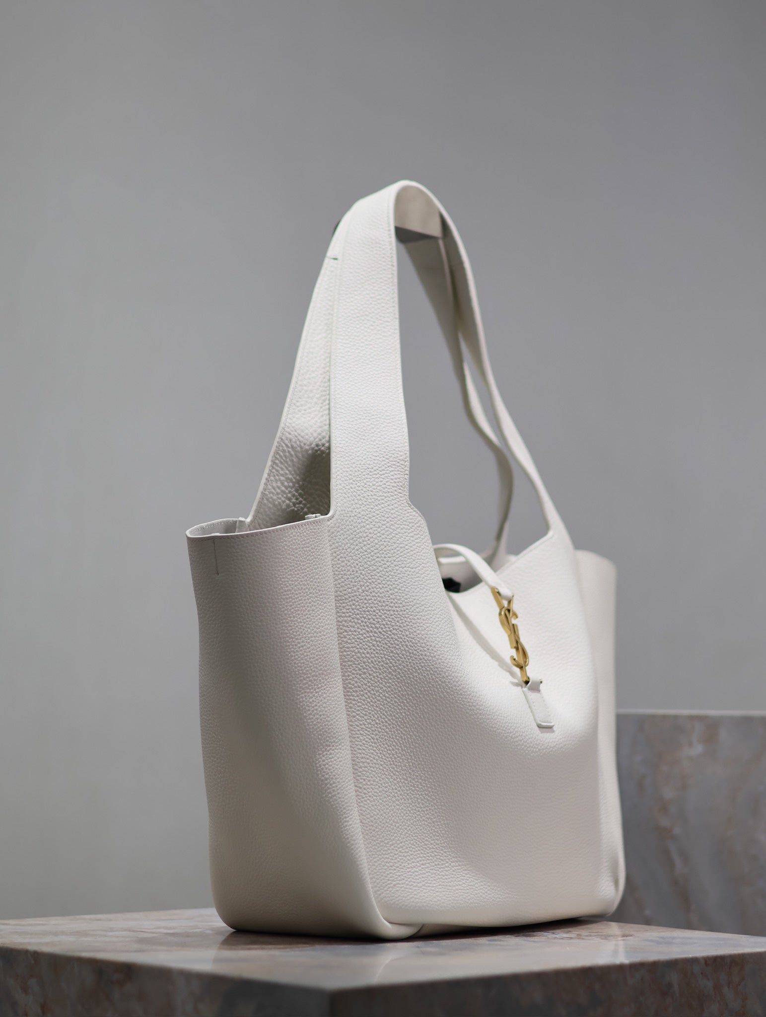 LE 5 À 7 BEA TOTE BAG 50 IN WHITE LAMBSKIN GOLD LOGO